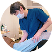 背骨を優しく揺らしながら神経の伝達を改善し背骨の歪みを調整していく手法です。