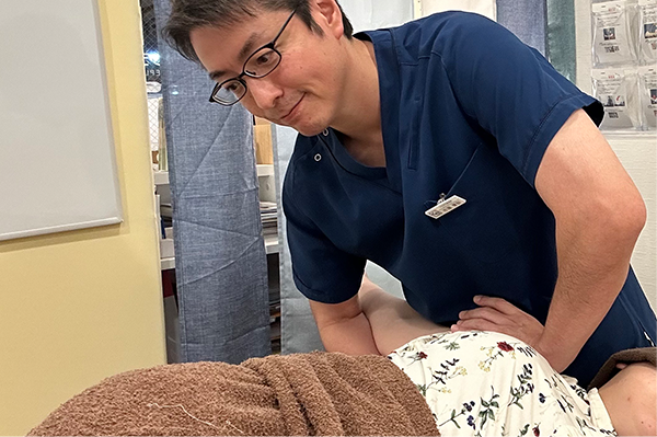 「背骨の歪み」「骨盤の歪み」「筋力低下」を補う専門的なアプローチを行います。